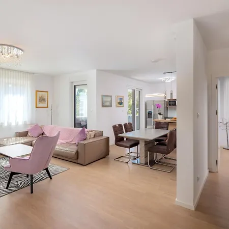 Lux On Kasuni In 아파트