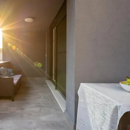 Lux On Kasuni In * Спліт